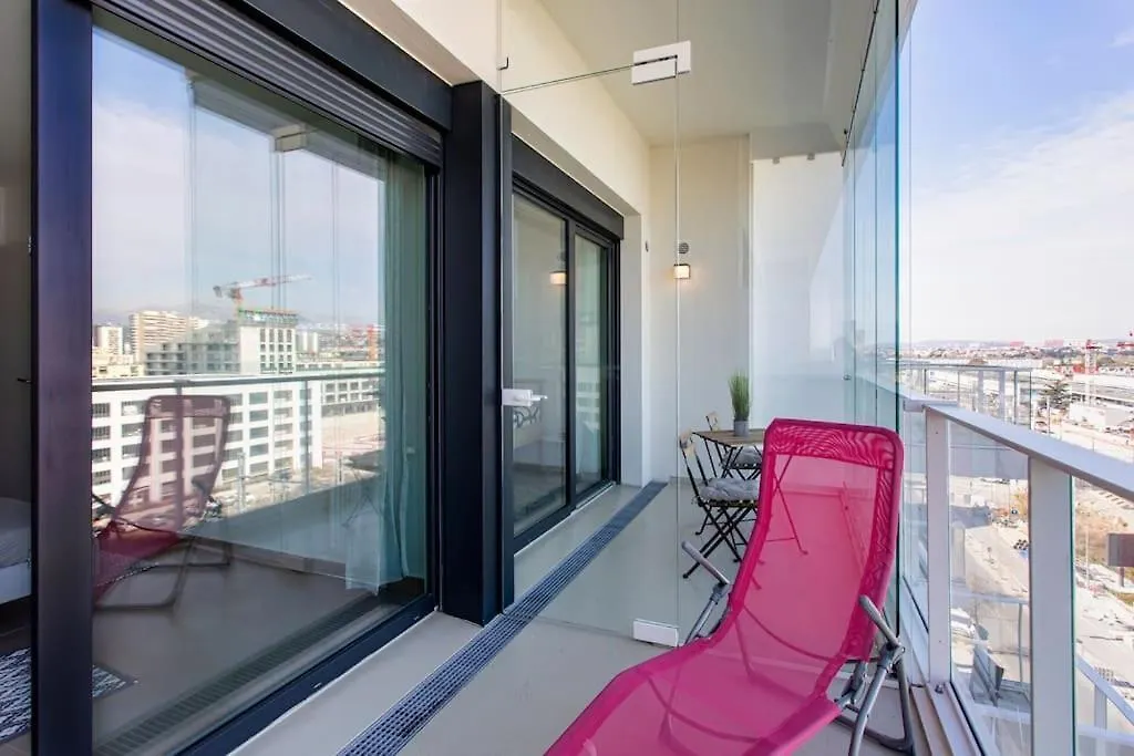 L17 Arenas Suite 3 Balconies/Parking, 5Mins To The Sea Nice Apartment